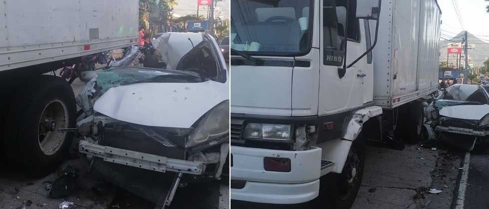 Conductor estrella su vehículo contra un camión estacionado en Merliot