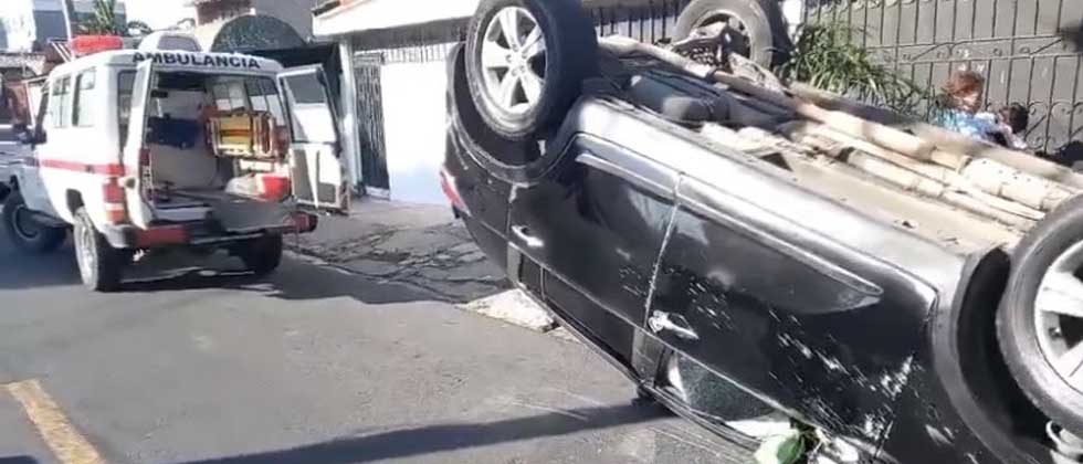 Reportan persona lesionada tras volcar su camioneta en Santa Tecla
