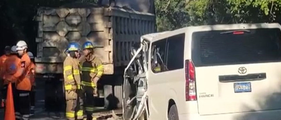 Conductor pierde la vida al chocar contra una rastra en Santa Ana