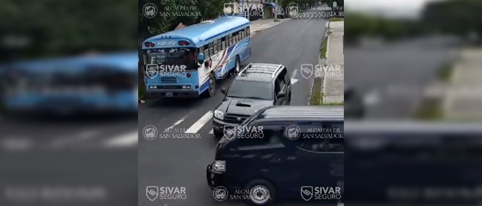 Captan momento cuando conductor huye tras ocasionar fuerte accidente  