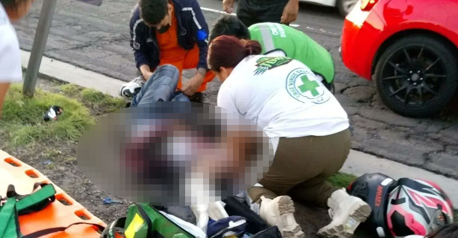 Pareja que se conducía en motocicleta resulta con graves lesiones tras accidentarse en Carretera de Oro