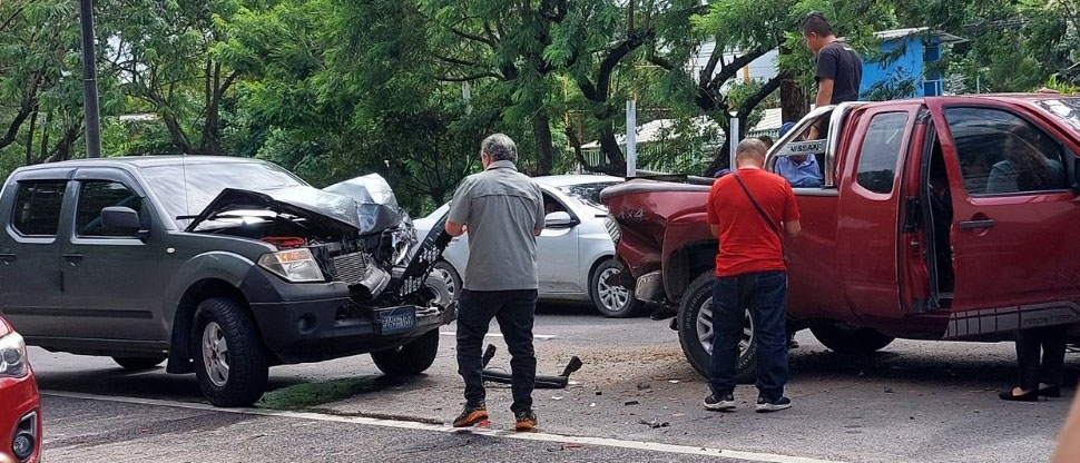 Reportan fuerte tráfico vehicular por accidente en autopista a Comalapa