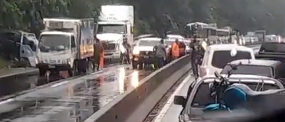 Reportan caos vehicular por múltiple accidente en El Congo, carretera a Santa Ana