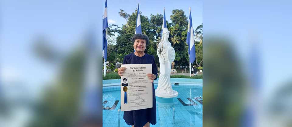 Ancianita de 78 alcanza su sueño y se gradúa de licenciada en Psicología