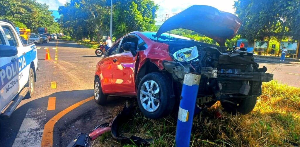 Reportan fuerte accidente en carretera a Santa Ana