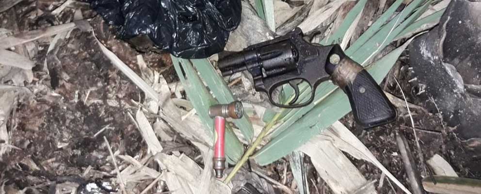 Soldados encuentran un revólver y una pipa de metal abandonada en Cojutepeque