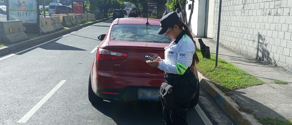 Multan a otra persona que manipulaba el celular mientras conducía