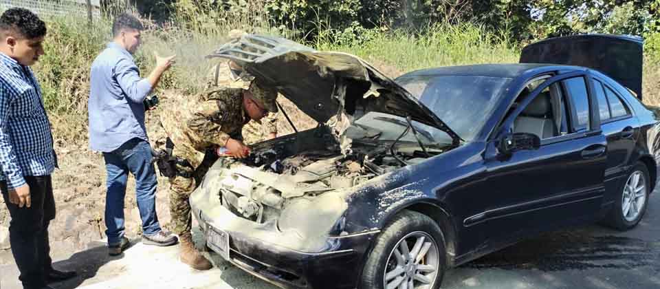 Soldados auxilian a conductor que estuvo a punto de perder su carro