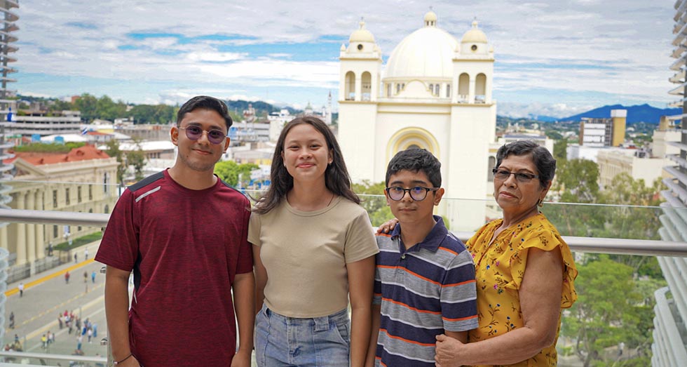 Cientos de salvadoreños acuden a la nueva Biblioteca Nacional