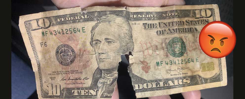 Presentadora se molesta porque el cajero automático le sacó un billete roto