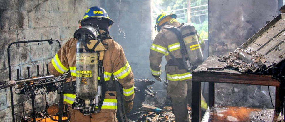 Reportan dos personas lesionadas tras incendiarse vivienda en Cuscatlán