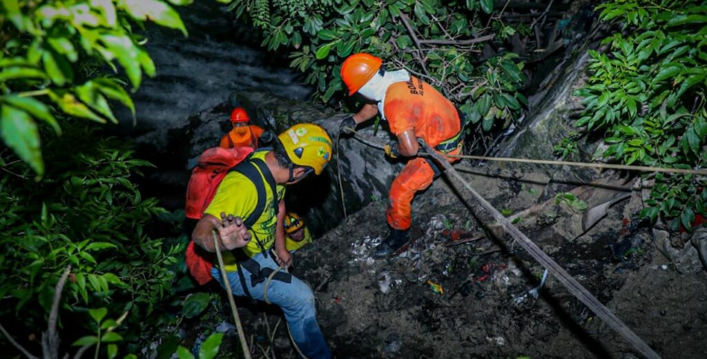 Rescatan a mujer que perdió el equilibro y cayó en una quebrada de San Salvador