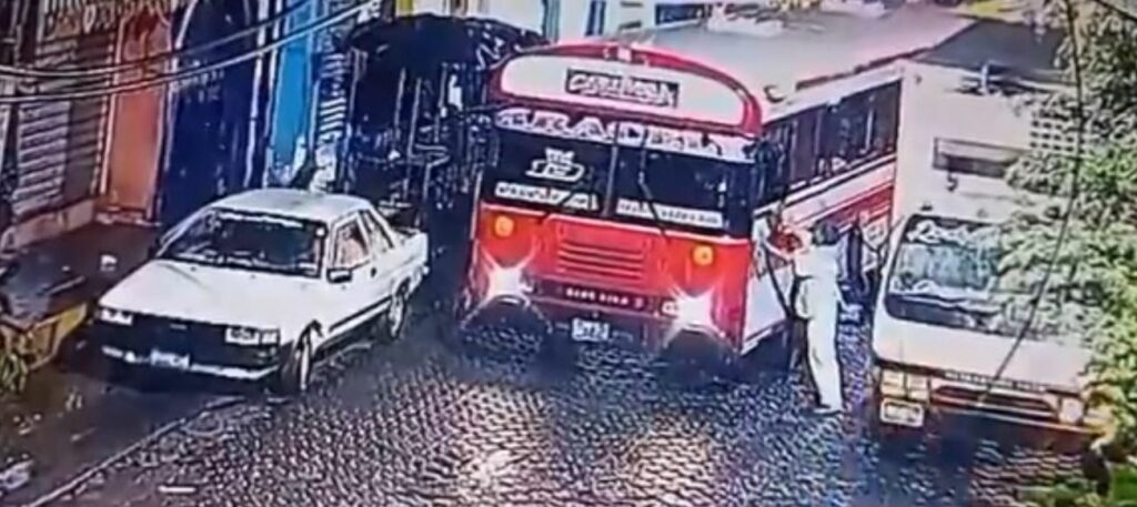 Cámaras captan el preciso momento en que busero atropella a un hombre en Soyapango