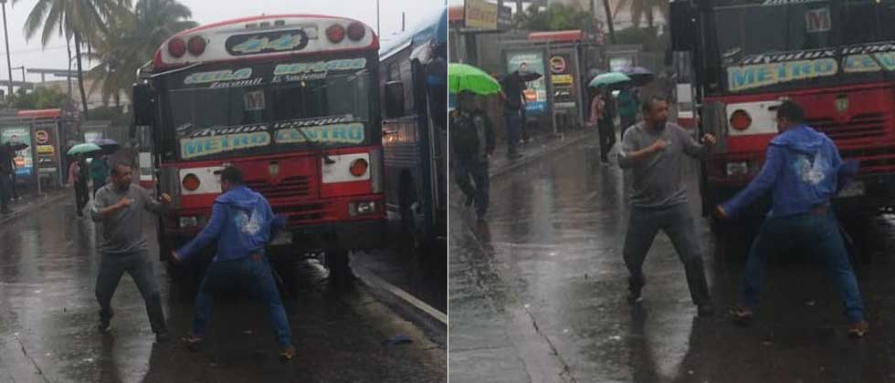 Sin importar la lluvia, buseros de la 44 se van a los puños en plena calle