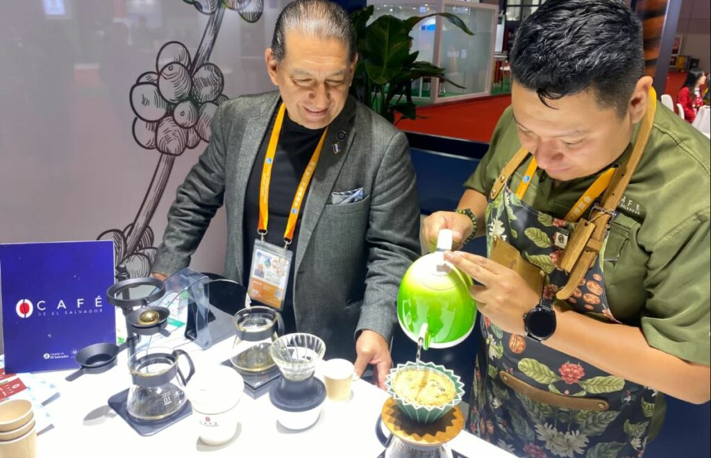 El Salvador participa en Exposición Internacional de Importaciones en China 