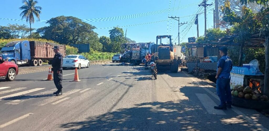 Conductor de camión repartidor choca contra una pipa estacionada en carretera a Sonsonate