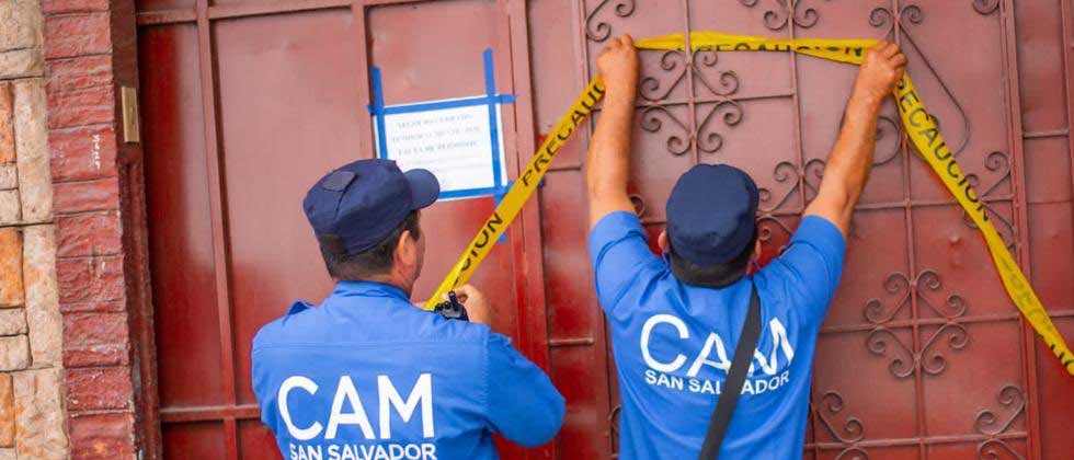Cierran talleres por obstaculizar la acera y vía pública en San Salvador