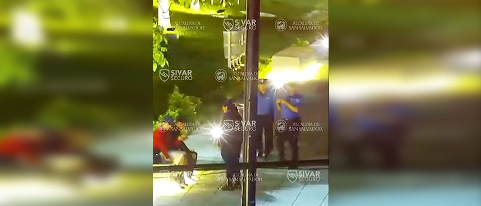 Cámaras de Sivar Seguro captan a sujetos ingiriendo cervezas en Plaza Salvador del Mundo