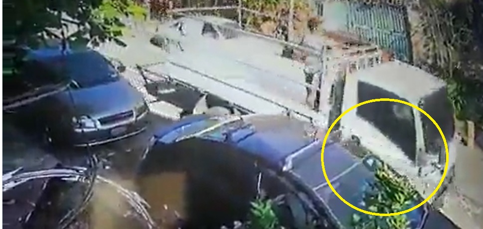 Conductor huye luego de golpear un vehículo estacionado en San Salvador (VIDEO)