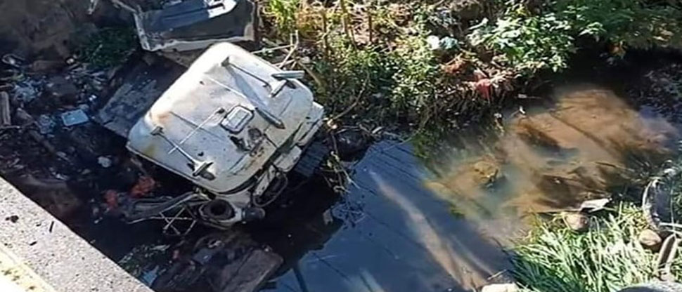 Conductor pierde el control de camión y cae a una quebrada en La Unión