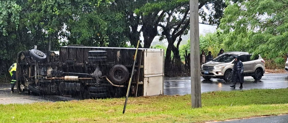 Reportan camión volcado en carretera Panamericana, San Vicente
