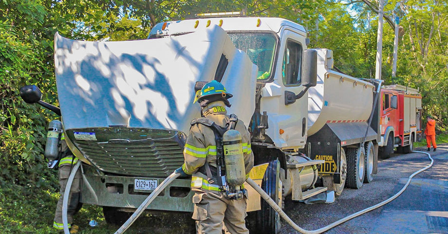 Bomberos atienden conato de incendio en camión de carga en Chalatenango