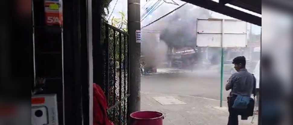 Vehículo se incendia en cercanías de la UES, San Salvador  