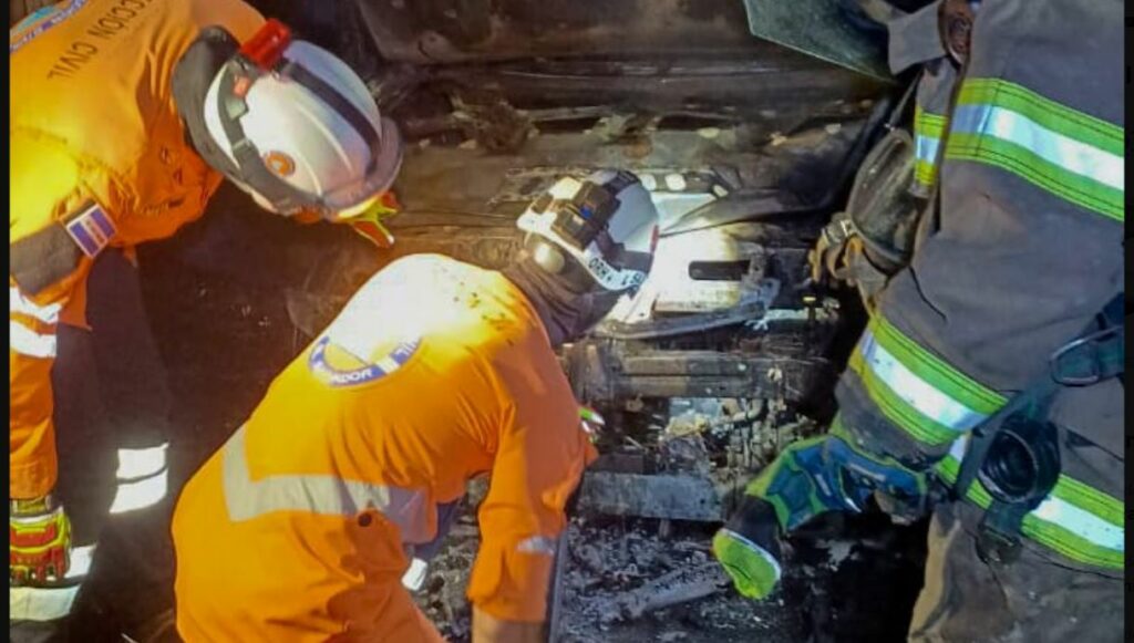 Vehículo queda reducido a chatarra tras incendiarse en carretera al volcán de San Salvador