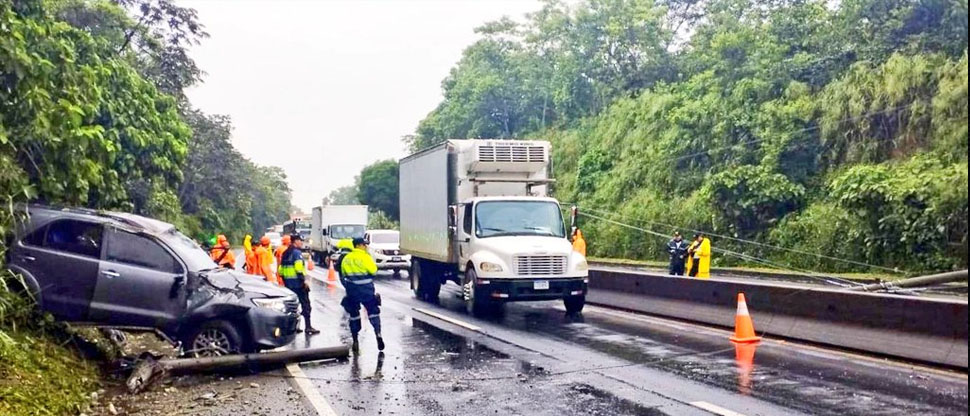 Conductor a excesiva velocidad choca contra poste del tendido eléctrico y deja cuatro lesionados