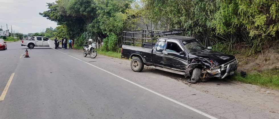 Automovilista a excesiva velocidad invade carril y provoca fuerte accidente en Ahuachapán