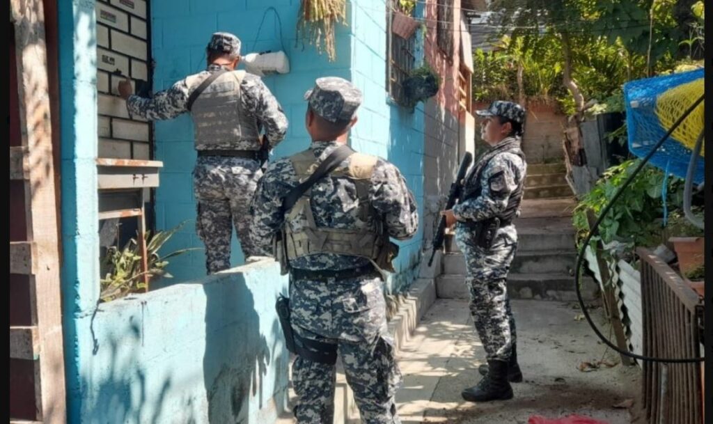 Equipos policiales verifican viviendas en Ilopango