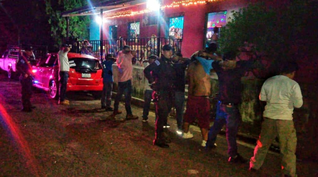 Equipos policiales verifican centros nocturnos en busca de delincuentes