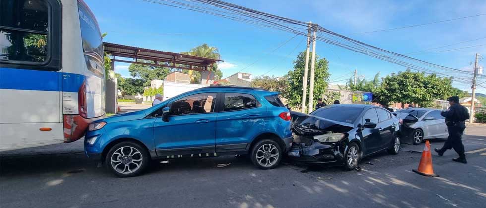 Se registra choque en cadena en Santa Ana