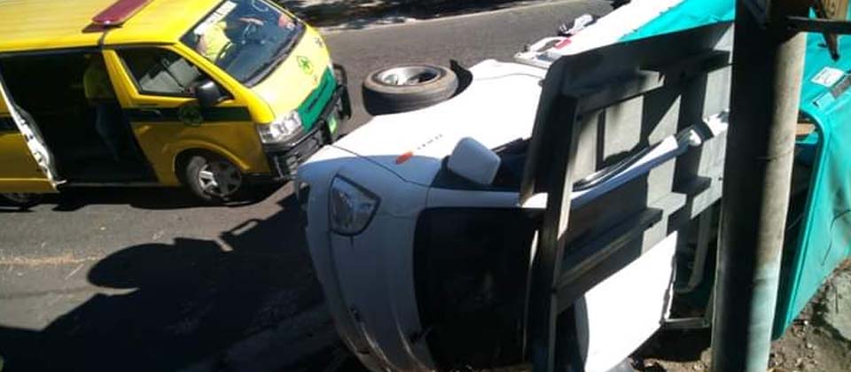 Conductor de camión pierde el control y termina volcado
