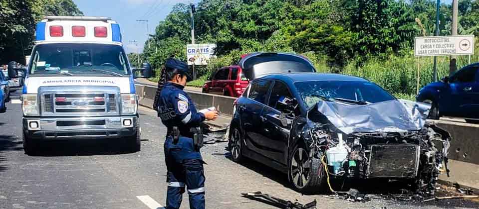 Reportan dos conductores lesionados en aparatoso accidente