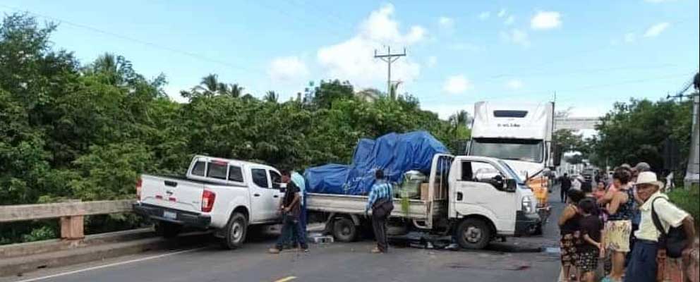 Reportan aparatoso accidente en Ahuachapán