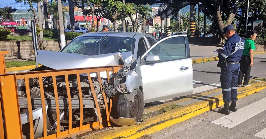 Conductor pierde el control y se estrella contra separadores en Antiguo Cuscatlán