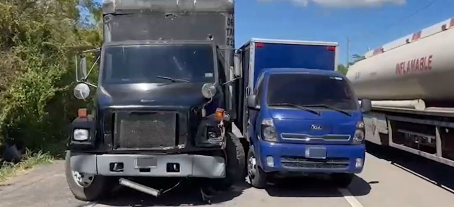 Conductores de camiones provocan fuerte choque en Carretera a Comalapa