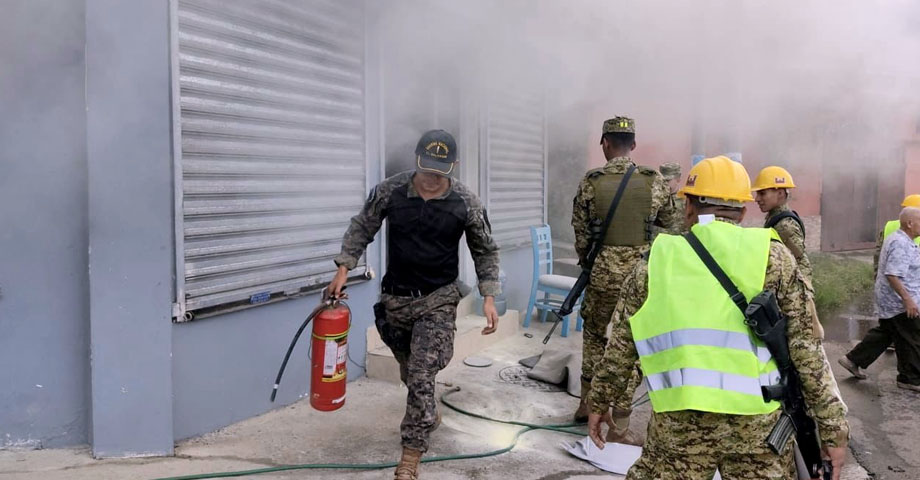 Se reporta incendio en locales comerciales en Puerto de La Libertad