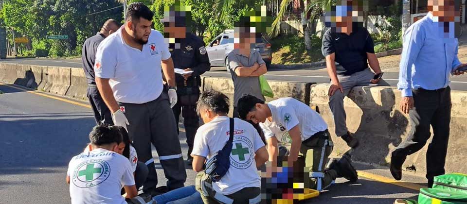 Motociclista causa accidente porque no quiso atropellar a un perrito