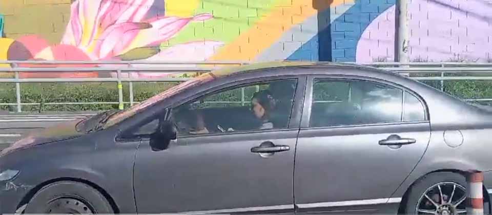 Sancionan a conductora que usaba el celular cuando manejaba