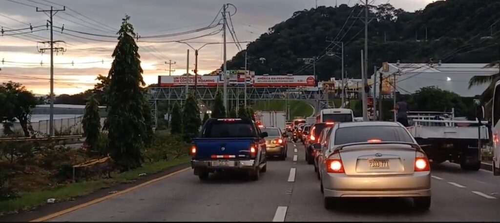 Reportan tráfico complicado en Autopista a Comalapa por accidente de tránsito