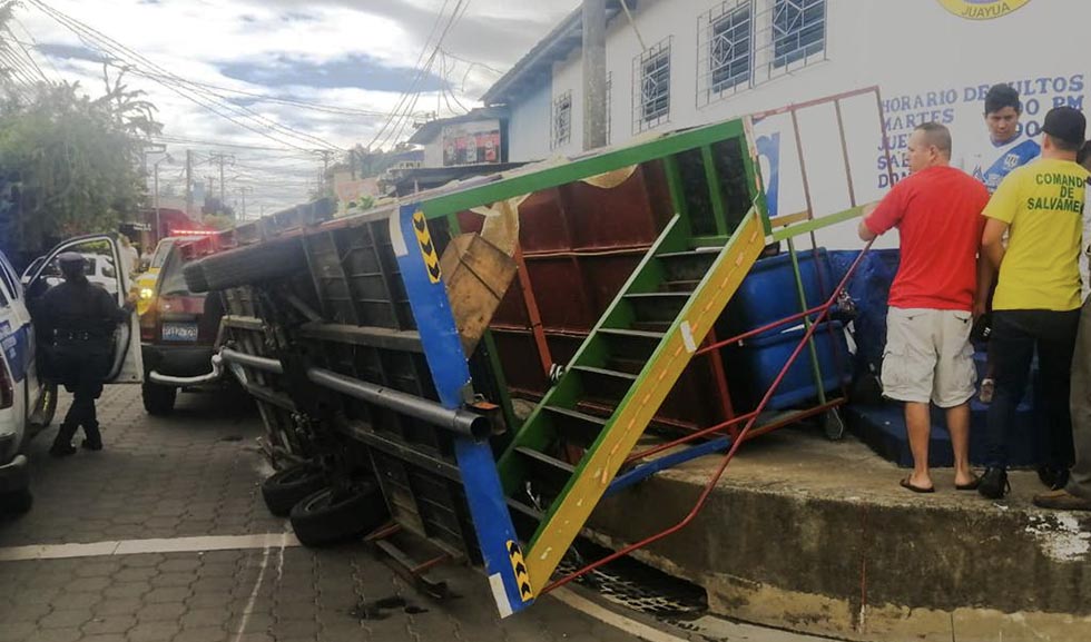 10 personas resultan lesionadas tras vuelco de “conga bus” en Juayúa