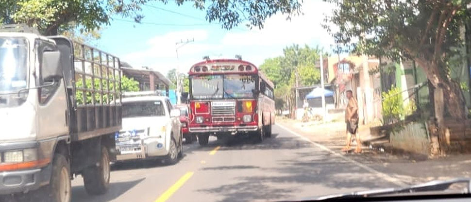 Por “ahorrar” unos segundos en el tráfico, busero casi provoca un accidente