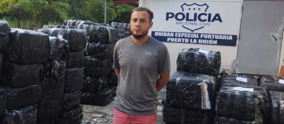 Detienen a sujeto que no pudo justificar porque llevaba más de 2,000 zapatos en un camión