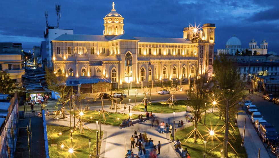 Centro Histórico de San Salvador continúa recibiendo a cientos de visitantes