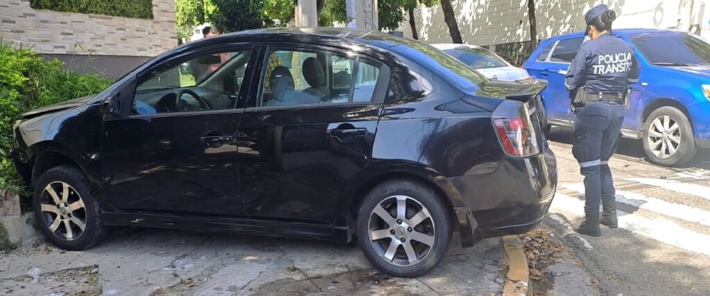 Distracción de conductora provoca choque en colonia Escalón, San Salvador