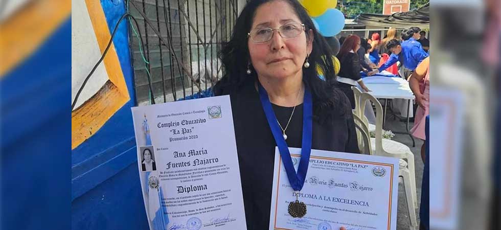 A los 63 años, se gradúa de bachiller logrando excelencia académica en Cuscatancingo