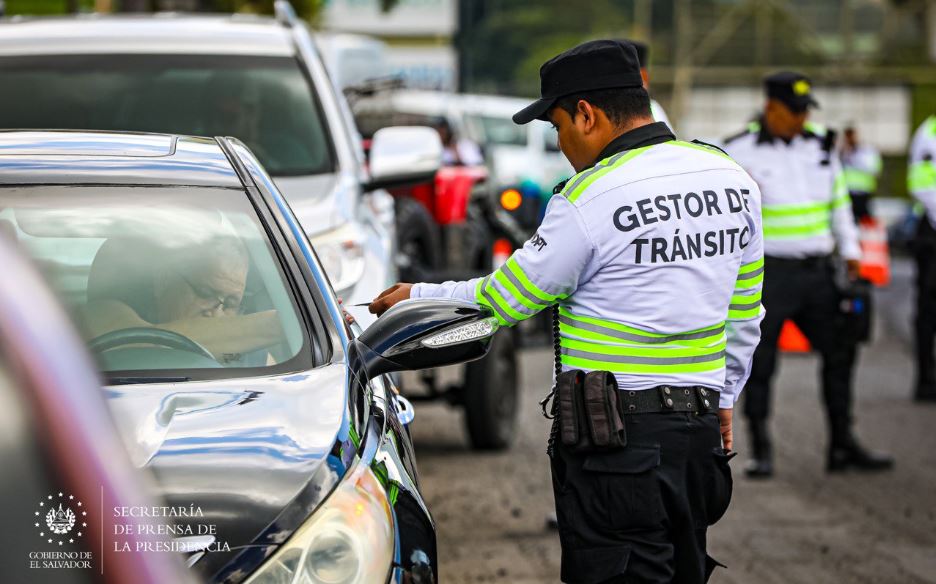 Conductor es sancionado con $300 por circular en sentido contrario en la Costa del Sol