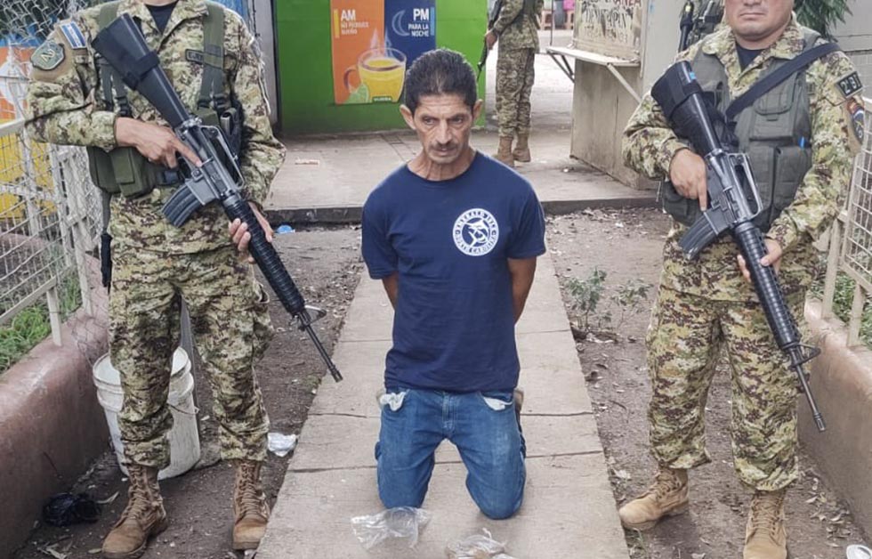 Capturan a sujeto que fue captado atacando con un cuchillo a mujer en Santa Ana